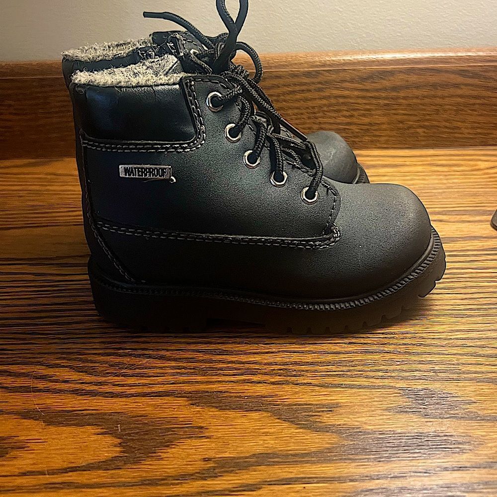 SmartFit skid‎ resistant, waterproof 8.5c boots NEW